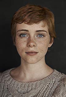 How tall is Sophia Lillis?